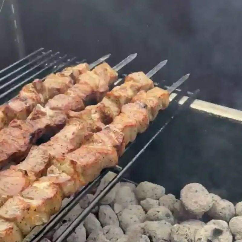 Schaschlik-Spieße auf dem Holzkohlegrill